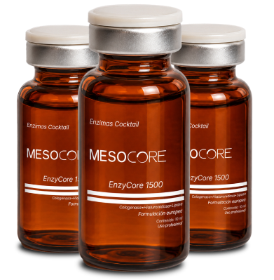 Tres viales EnzyCore 1500 de MESOCORE con etiqueta Enzimas Cocktail